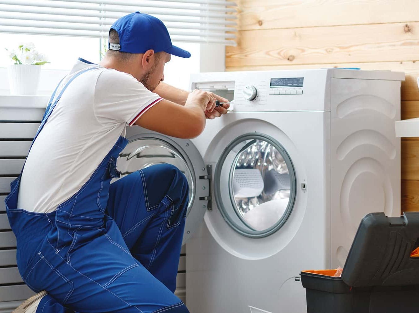 Técnico del servicio técnico AEG reparando electrodoméstico en Cádiz